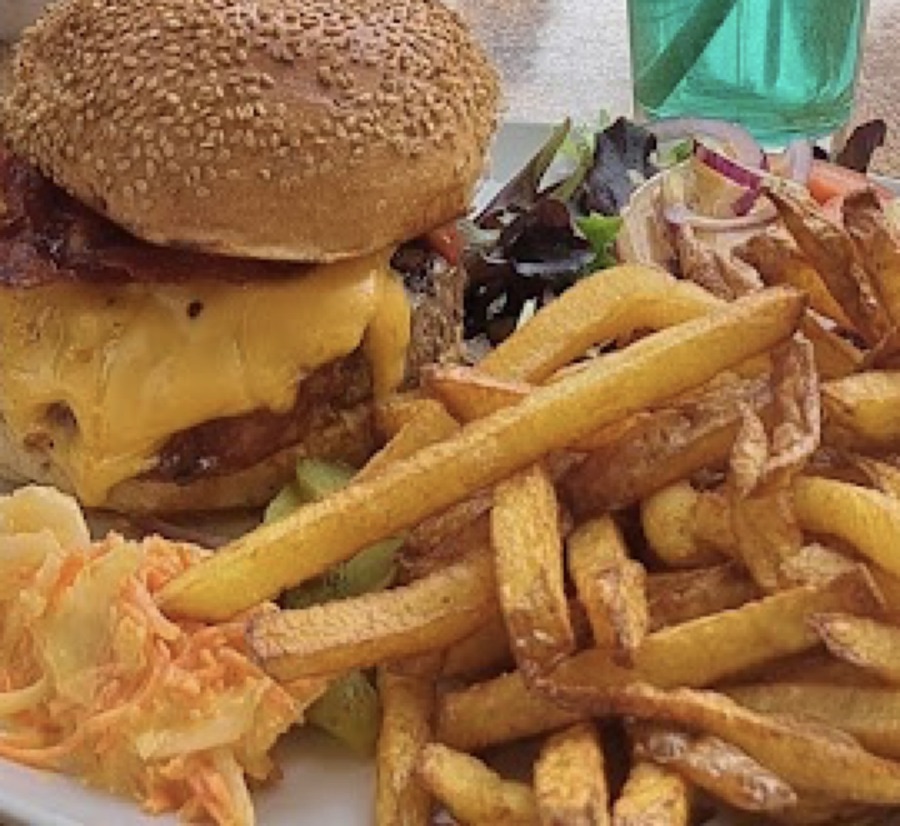 Le Classique : cheeseburger maison, cheddar et crudités
