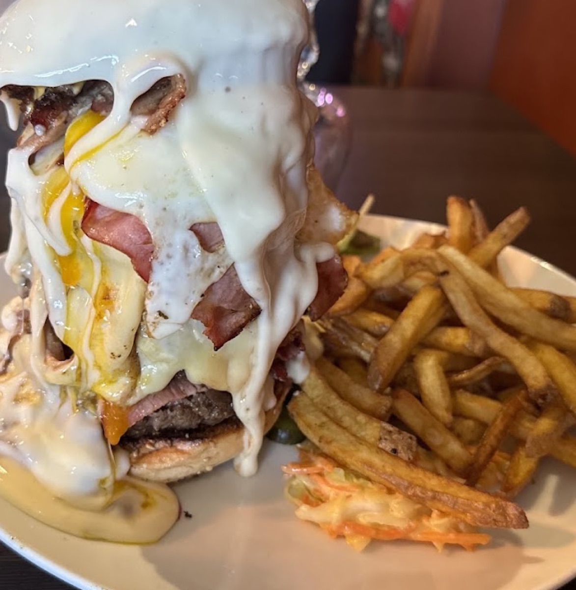 Le Costaud : burger généreux bacon, œuf et cheddar