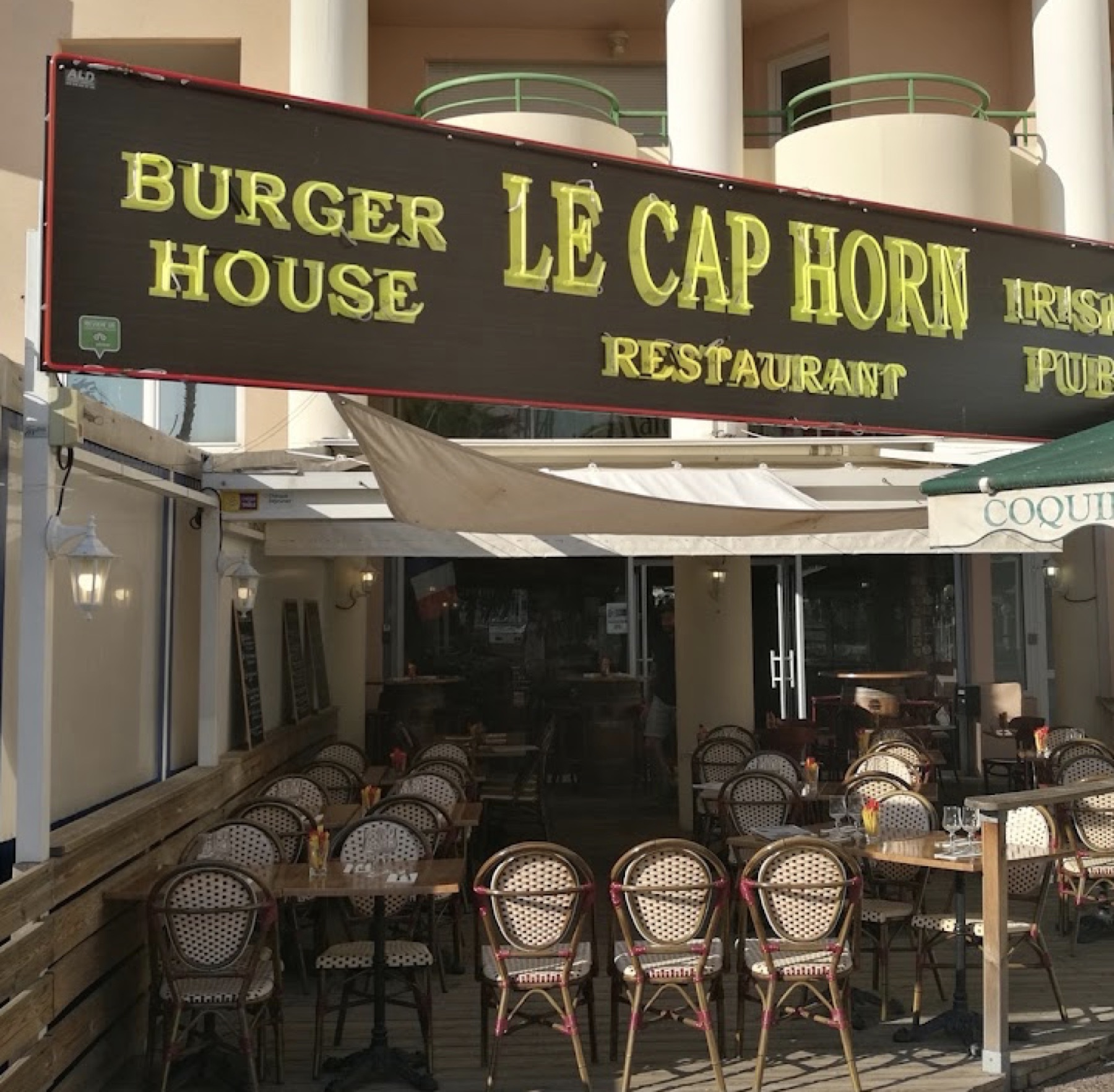 Façade et terrasse du Cap Horn au Port Fréjus