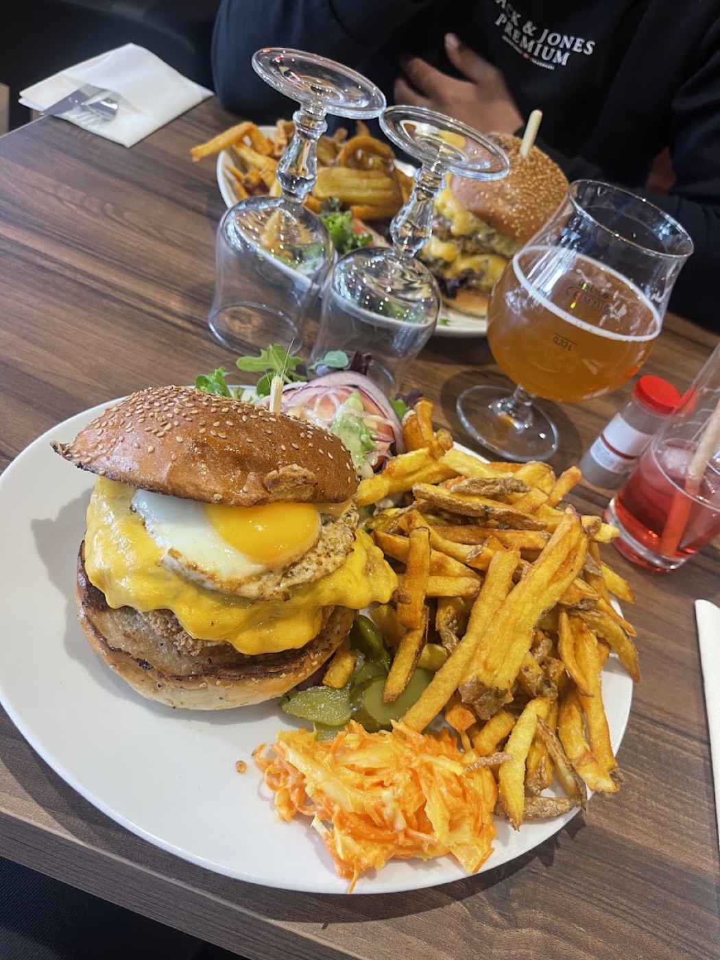 Burger maison du Cap Horn : steak façonné, œuf, cheddar et frites maison